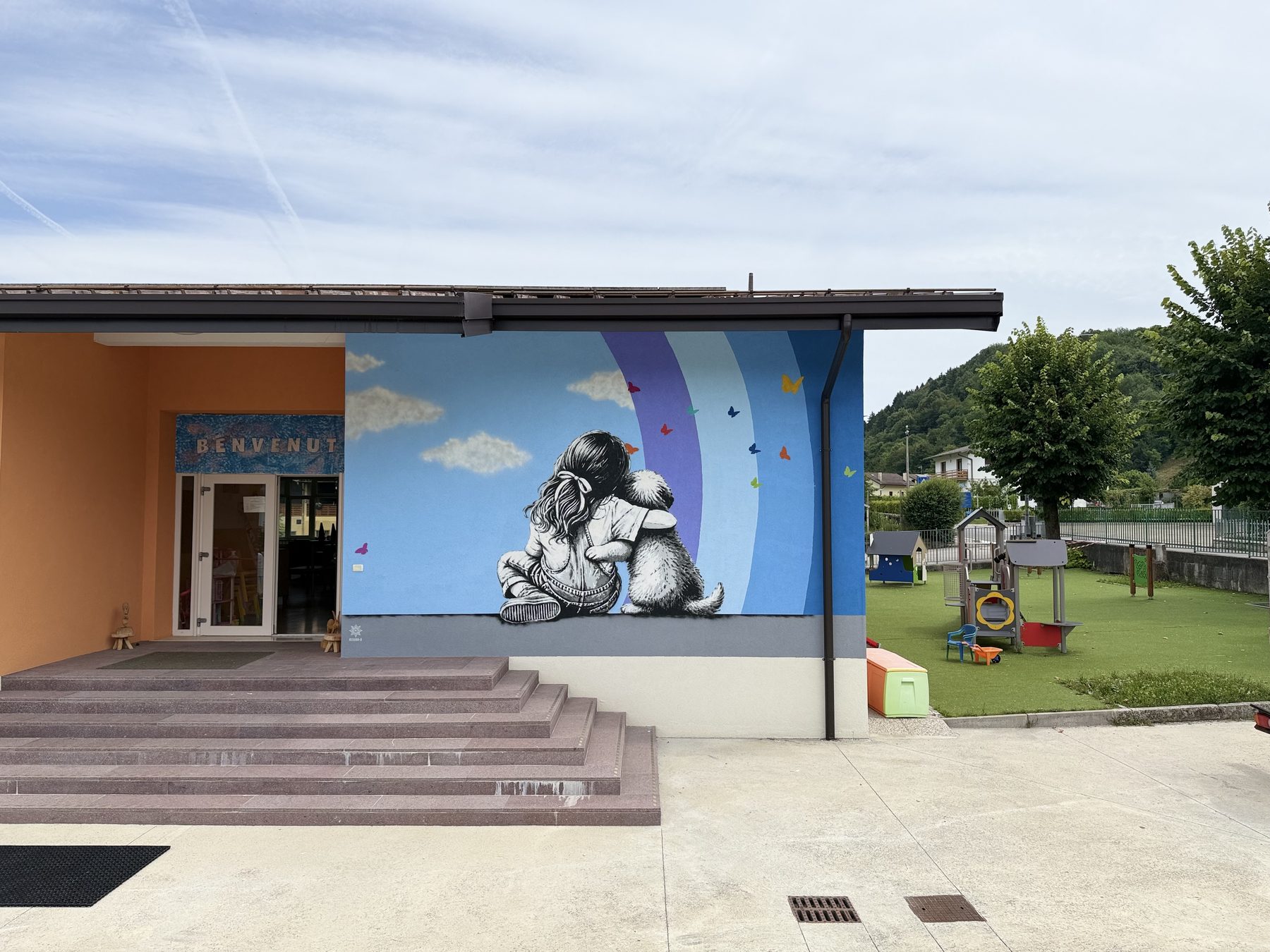 Bambina e cane — murales Alessio B